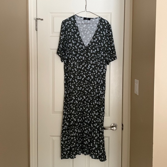 Able Amelia button front dress in green abstract rose. Size XL. - Picture 2 of 7